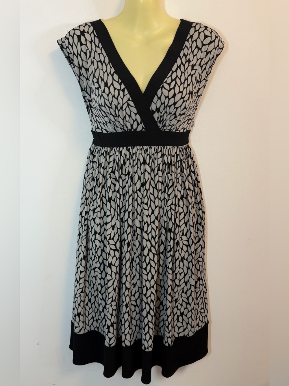 London Times Black & White Leaf-Print Midi Dress